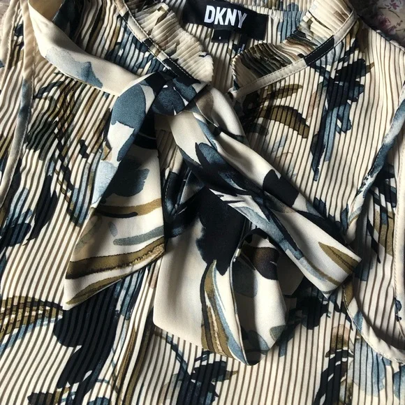 Like New DKNY Pleated Floral Tank Top - Picture 2 of 5